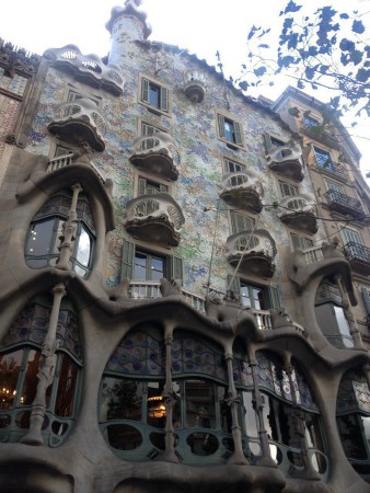 Умопомрачительный дом Бальо (работа Антонио Гауди)