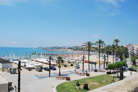 Прибрежный город Ситжес